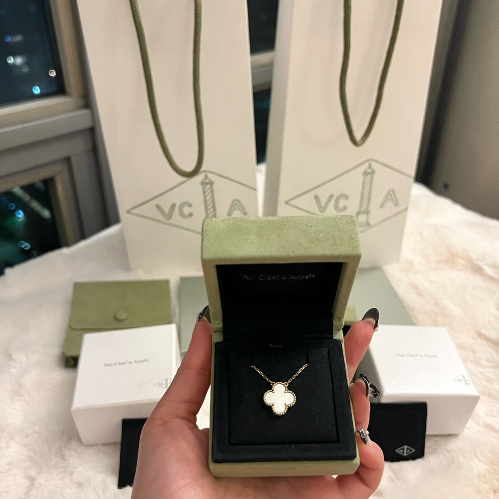 Van Cleef & Arpels Vintage Alhambra pendant - Mother of Pearl